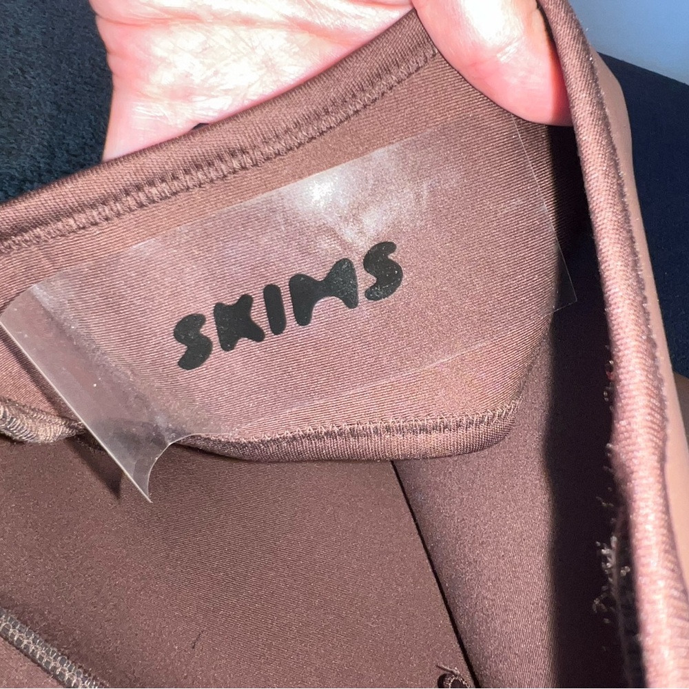 SKIMS RUBBERIZED SCUBA SWIM SCOOP NECK ONE PIECE in cocoa NWT - Picture 9 of 9